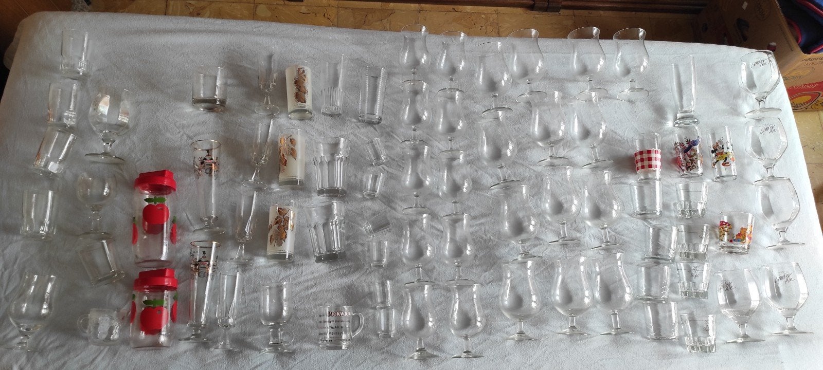 Lot de verres anciens, objets de collection divers., Enlèvement