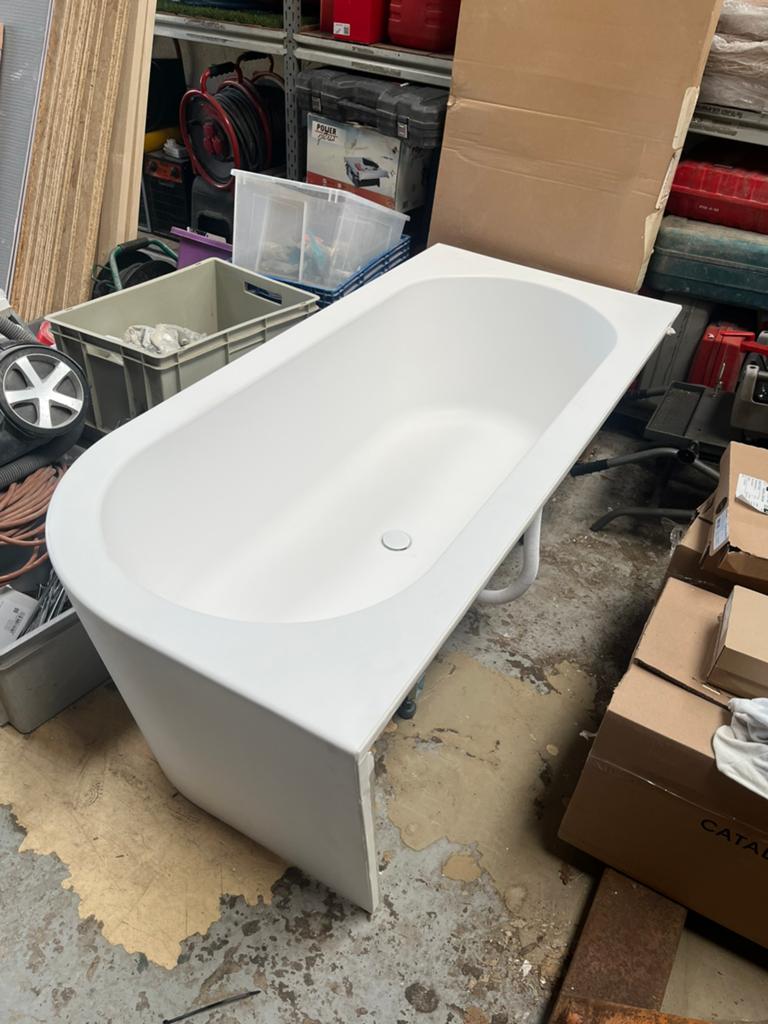 Nieuw bad, Huis en Inrichting, Badkamer | Complete badkamers, Ophalen, Zo goed als nieuw