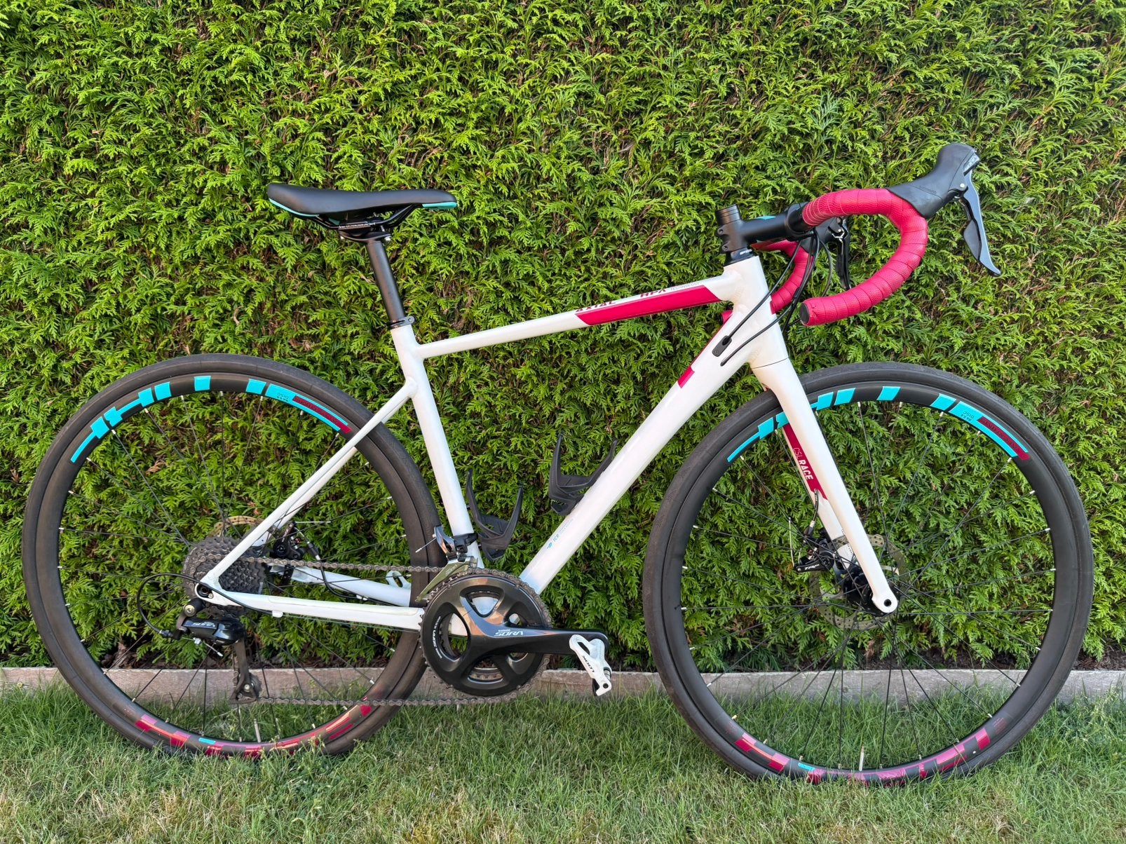 Nieuwstaat Cube Axial dames koersfiets, 28 inch, Velgrem, Aluminium, 49 tot 53 cm