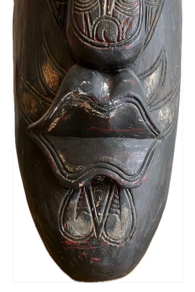 Lang houten masker wandversiering, Enlèvement