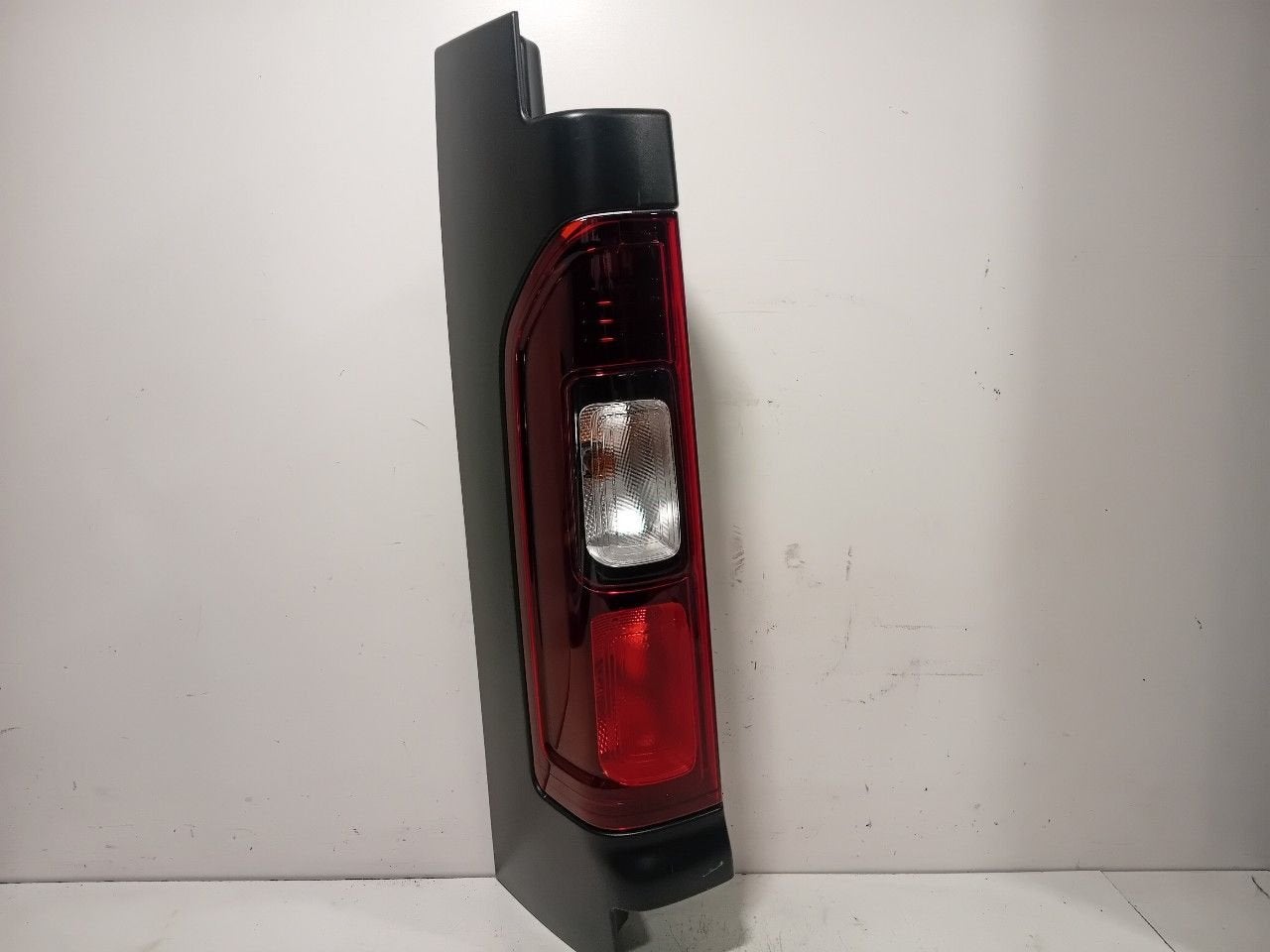 Achterlicht links buiten Renault Trafic, Onderdelen@venauto.nl, Van der Ven Autorecycling B.V., Ettenseweg 76, 4706 PB Roosendaal, The Netherlands
