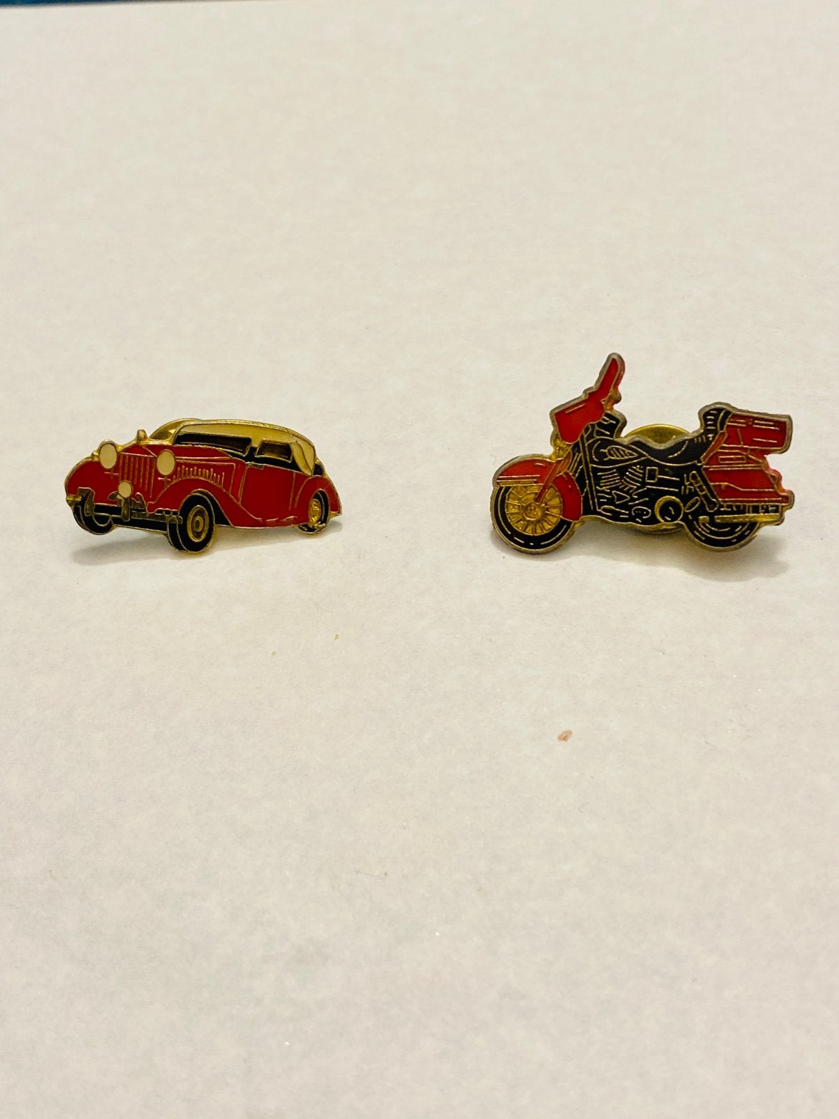 Lot de 2 pins auto & moto vintage, Enlèvement ou Envoi, Comme neuf, Transport, Insigne ou Pin's