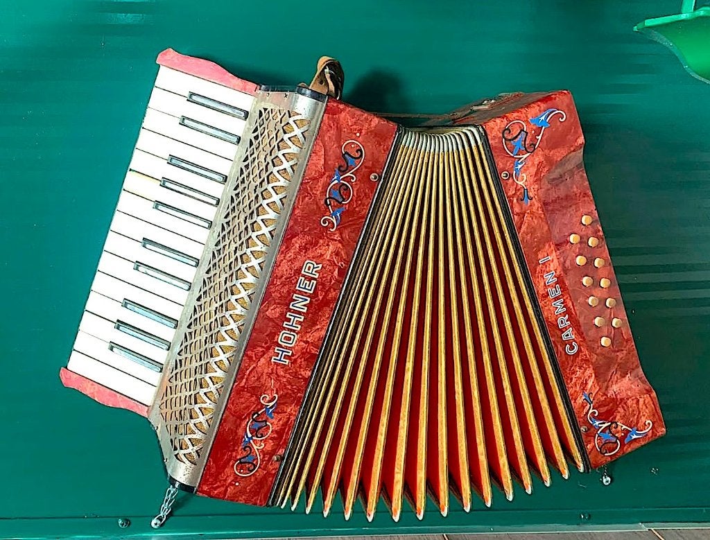 Te koop mooie oude piano Accordeon Hohner Carmen 1, Musique & Instruments, Accordéons, Enlèvement ou Envoi, Autres formats, Avec bretelles