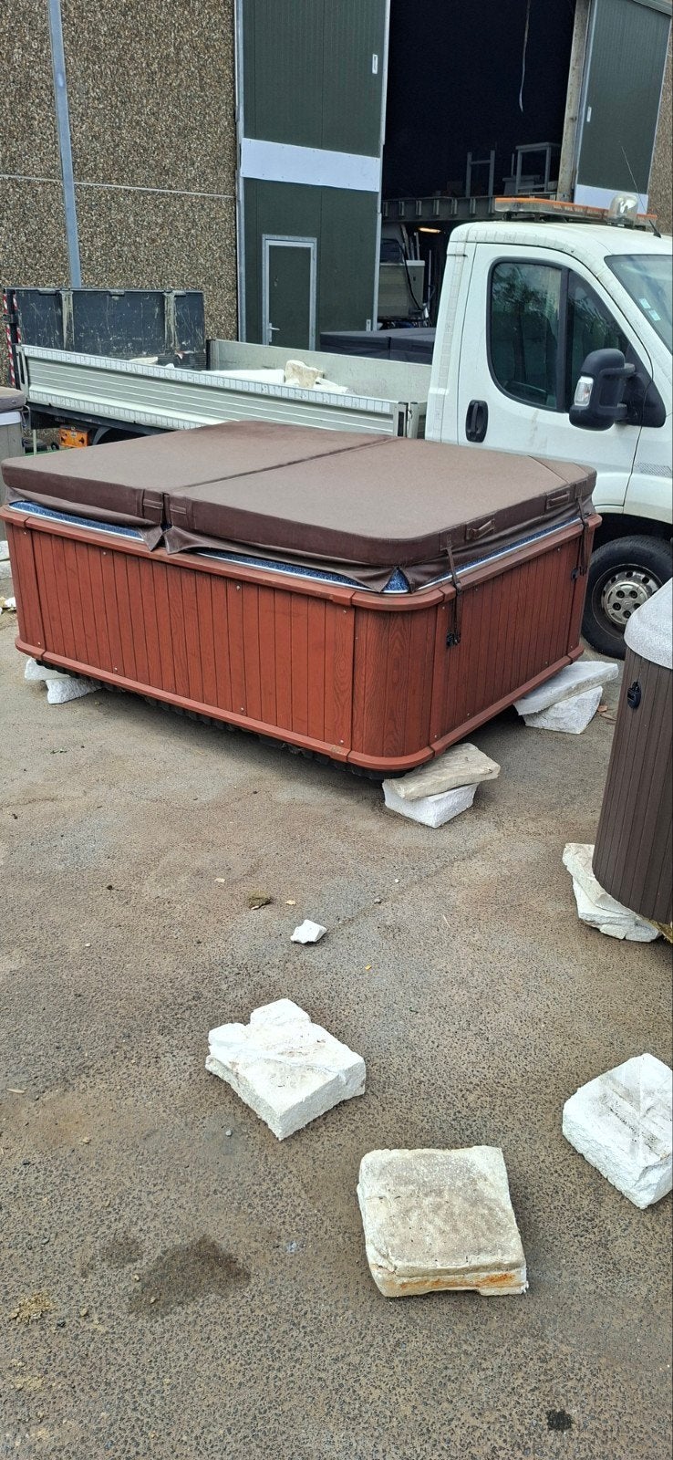 jacuzzi installé gratuitement. et garantie d'un an., Envoi