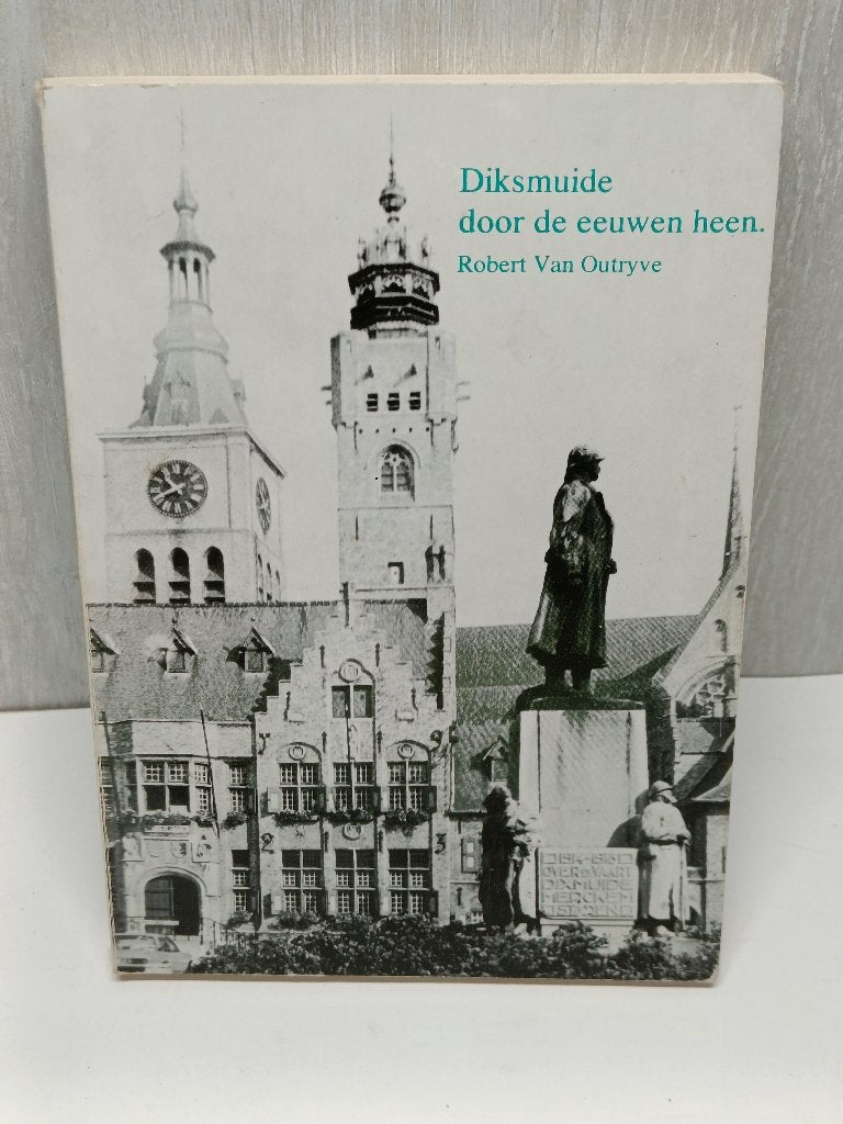 Diksmuide door de eeuwen heen robert van outryve, Ophalen of Verzenden, Gelezen