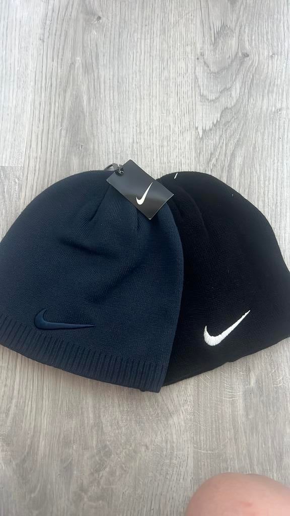 2 mutsen nike, Ophalen of Verzenden, Zo goed als nieuw, Maat 48/50 (M), Muts