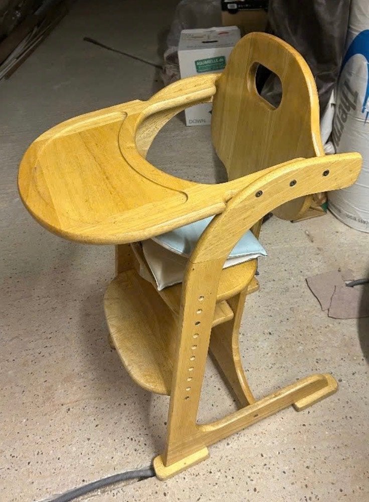 Tiamo houten meegroeistoel met eetblad, verstelbare zitting., Kinderen en Baby's, Kinderstoelen, Ophalen, Gebruikt, Meegroeistoel