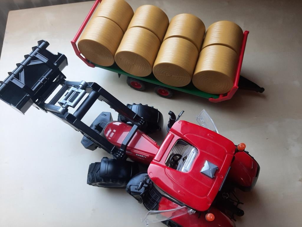 Tractor BRUDER caseII Optum met oplegger met hooi balen, Ophalen