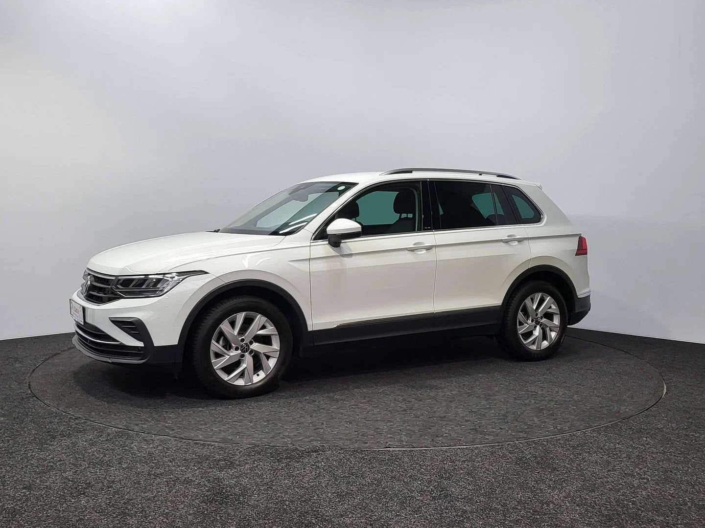 Volkswagen Tiguan Handgeschakeld | 2023 | 22.812km | Trekhaa, Auto's, Volkswagen, Gebruikt, Euro 6, 4 cilinders, Lichtsensor