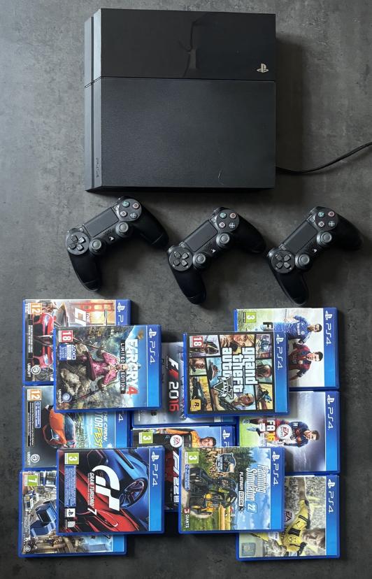 PS4 Fat 500GB + 3 manettes + 12 jeux (GT7, GTA V, FS 22,...), 500 GB, Enlèvement ou Envoi, Comme neuf, Avec 3 manettes ou plus