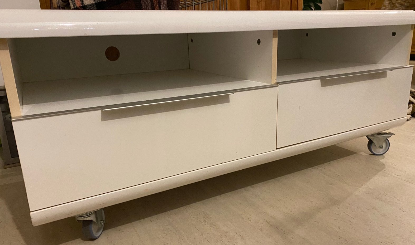Gratis tv kastje op wieltjes, Ophalen, Gebruikt