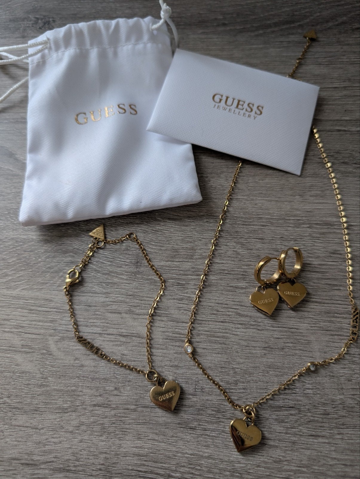 Parure 3 bijoux Guess Falling in love acier plaqué or, Bijoux, Sacs & Beauté, Enlèvement ou Envoi, Or, Utilisé, Avec strass