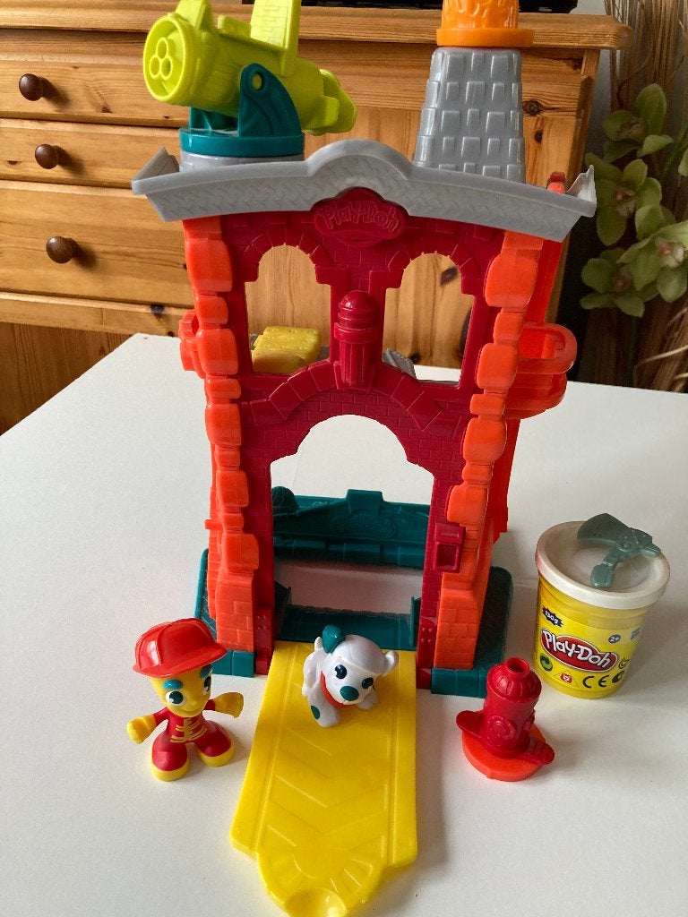 Play Doh la caserne de pompiers + 1 pot neuf, Kinderen en Baby's, Ophalen, Knutselen