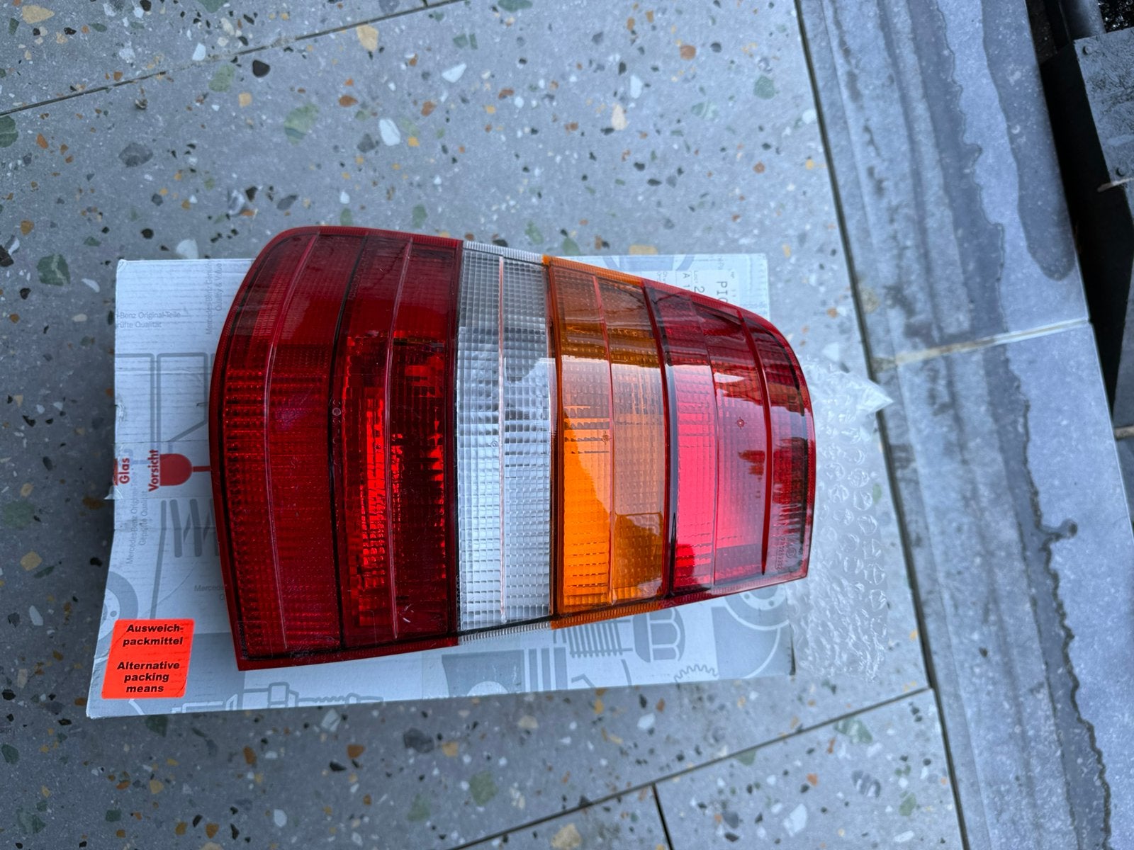 NIEUW - A1248201566 - Mercedes S124 W124 linker achterlicht, Ophalen, Nieuw, Mercedes-Benz