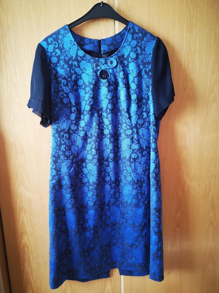 Blauw gebloemde kleed met zwarte mouwen L, Kleding | Dames, Jurken, Ophalen of Verzenden, Blauw