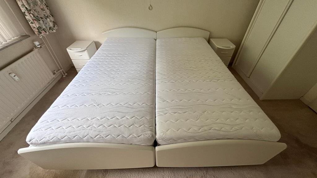 Complete slaapkamer met kast en nachtkastjes BIEDEN mag, Huis en Inrichting, Slaapkamer | Boxsprings, Ophalen, Zo goed als nieuw