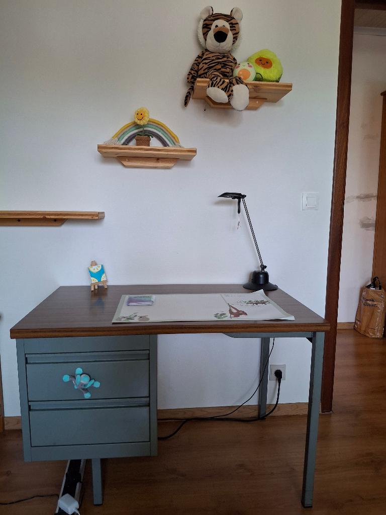 Vintage metalen bureau 61cmx100cm met degelijk blad houtlook, Huis en Inrichting, Ophalen, Gebruikt, Met lades, Metaal