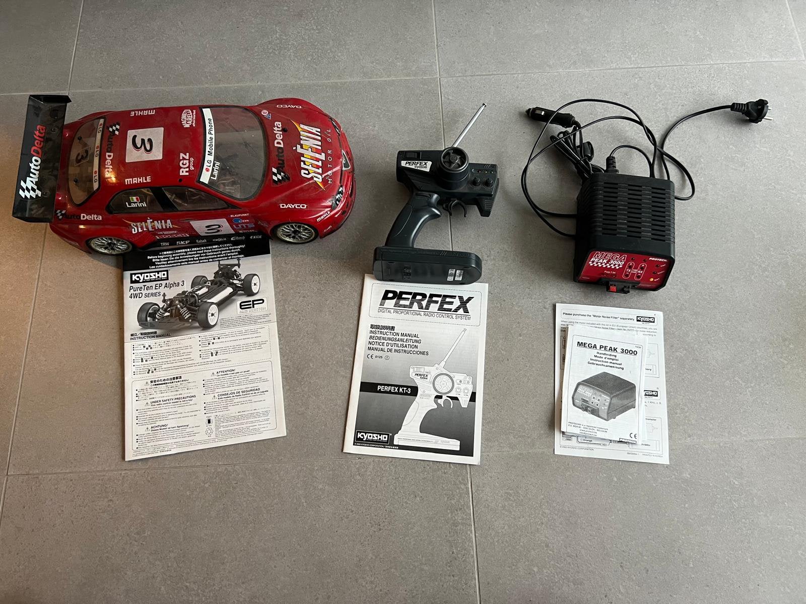 Kyosho PureTen EP Alpha 3 4WD RC Auto + Zender + snelLader, Verzamelen, Ophalen, Zo goed als nieuw