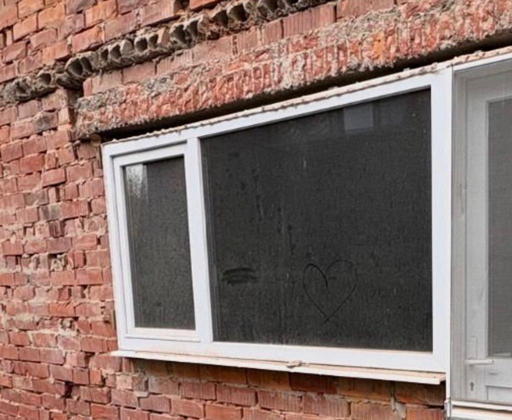 PVC Raam met vleugel - dubbel glas (B: 220 / H:115), Ophalen, Zo goed als nieuw