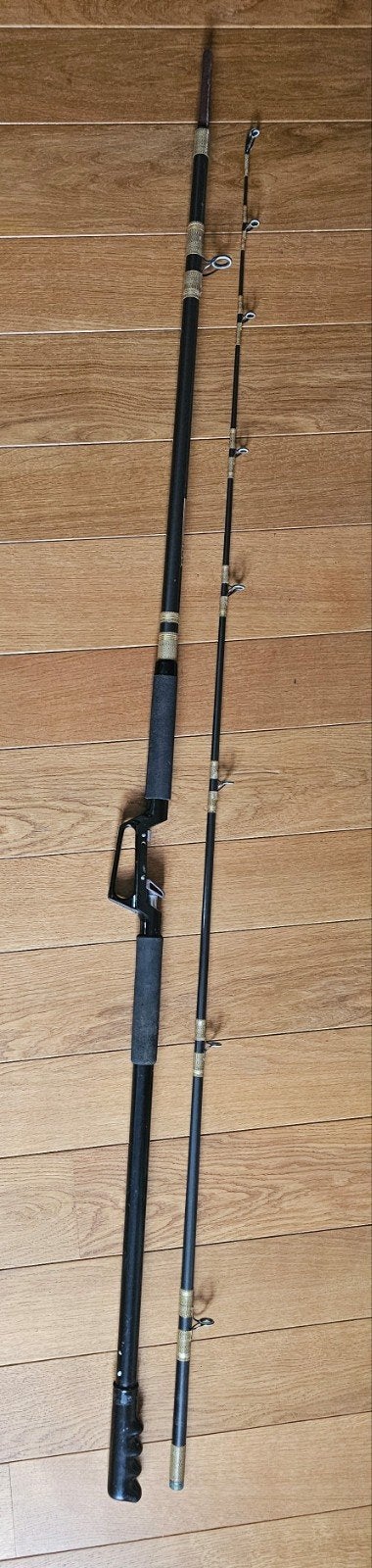 ​Abu Garcia hengel (2-delig) – Totale lengte 3,44 m, Watersport en Boten, Ophalen, Zo goed als nieuw, Werphengel