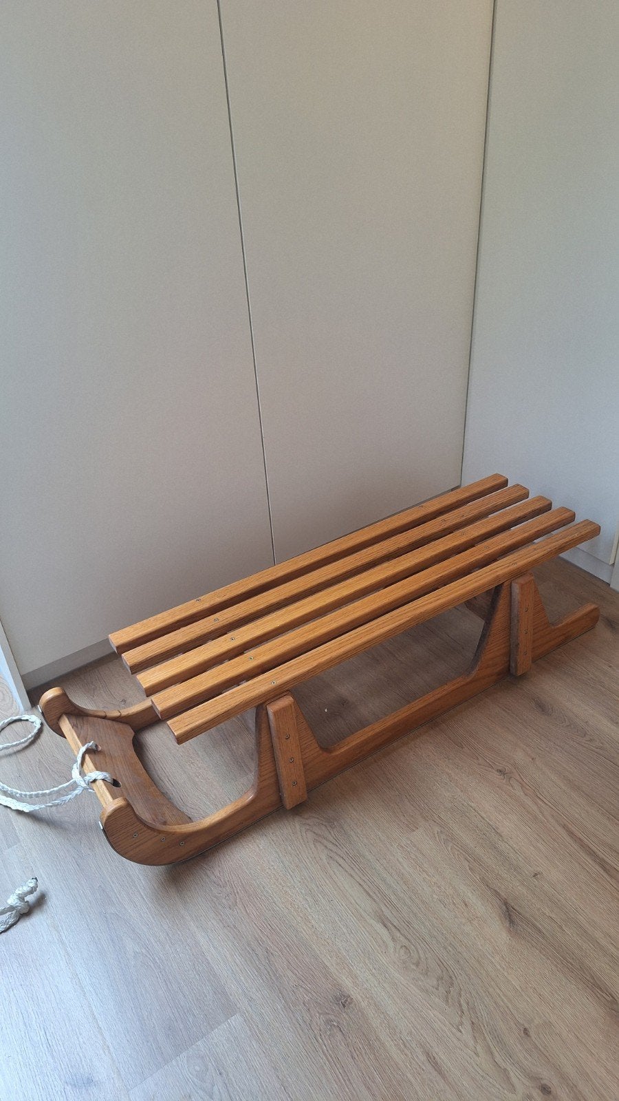 Massief houten slee met onderkant in metaal, Kinderen en Baby's, Ophalen, Zo goed als nieuw, Hout