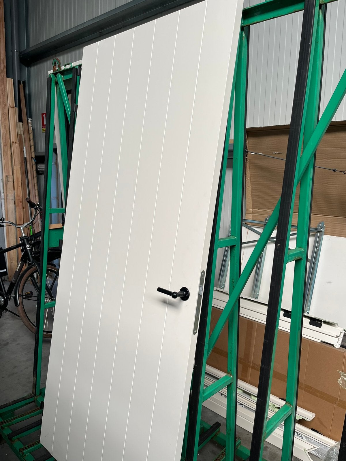 Volle houten deur met zwarte handgreep, Ophalen, Zo goed als nieuw