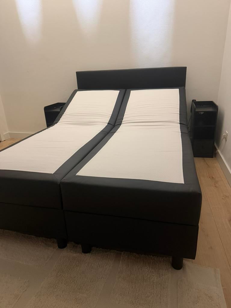 Electrische boxspring bed + nachtkastjes 140x200, Enlèvement, Comme neuf