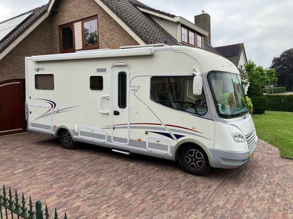 lits simples Frankia et pas de , beaucoup d'extras, Caravanes & Camping, Camping-cars, Particulier, jusqu'à 2, Intégral, Fiat