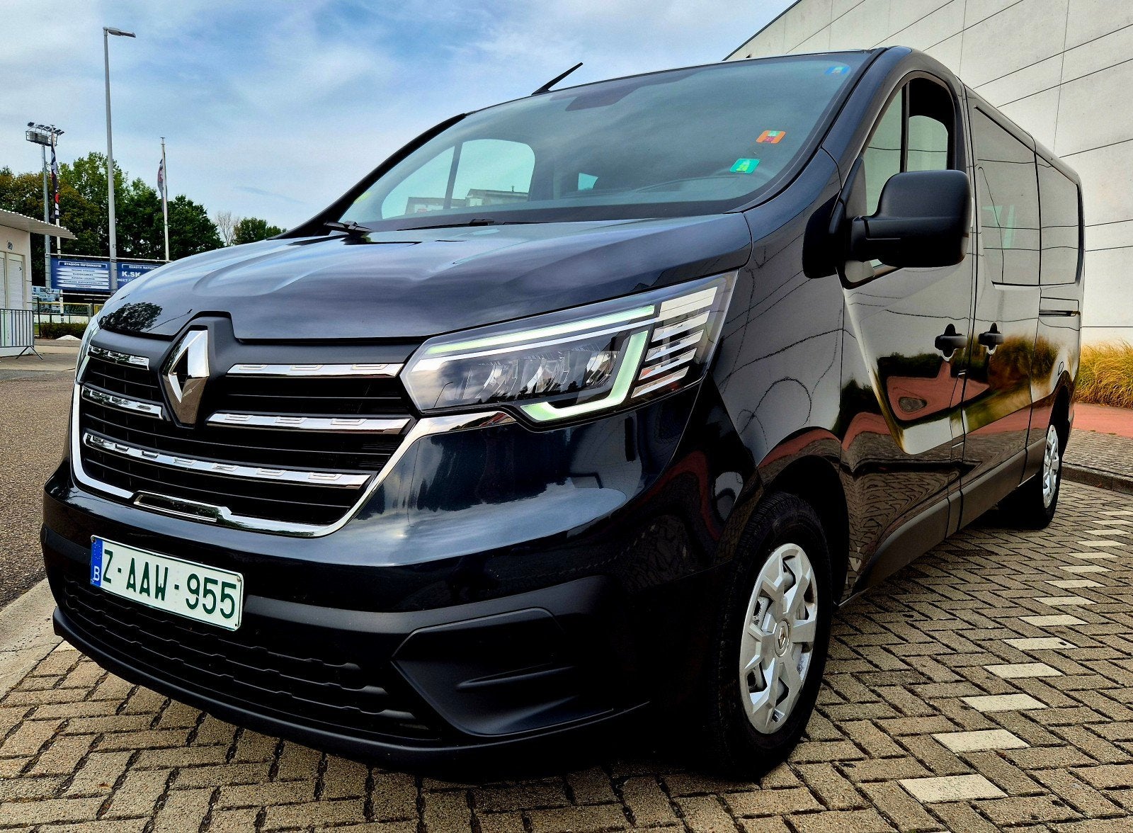 Renault Trafic Grand Passenger 9 pl Bleu DCI 150 EDC., Auto's, Renault, 4 cilinders, 9 zetels, Bedrijf, Diesel