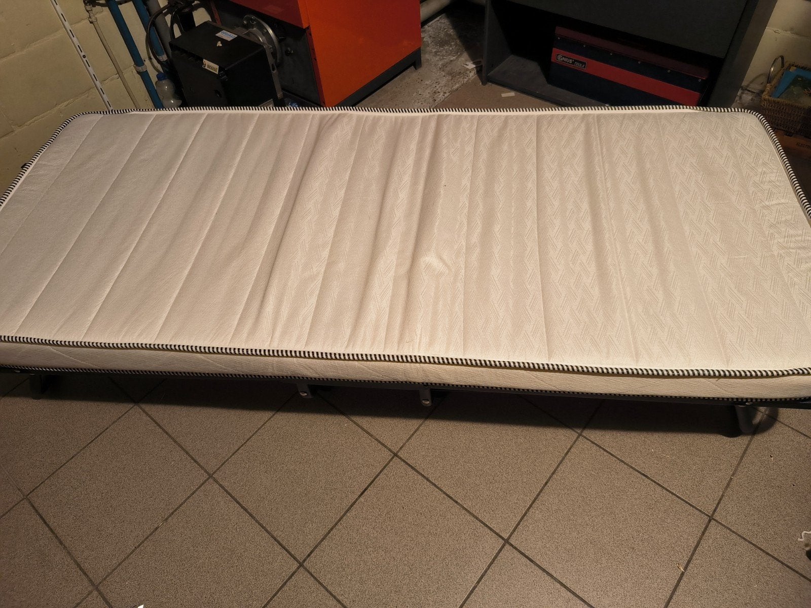opvouw bed /plooibaar bed, Gris, Une personne, Utilisé, Métal
