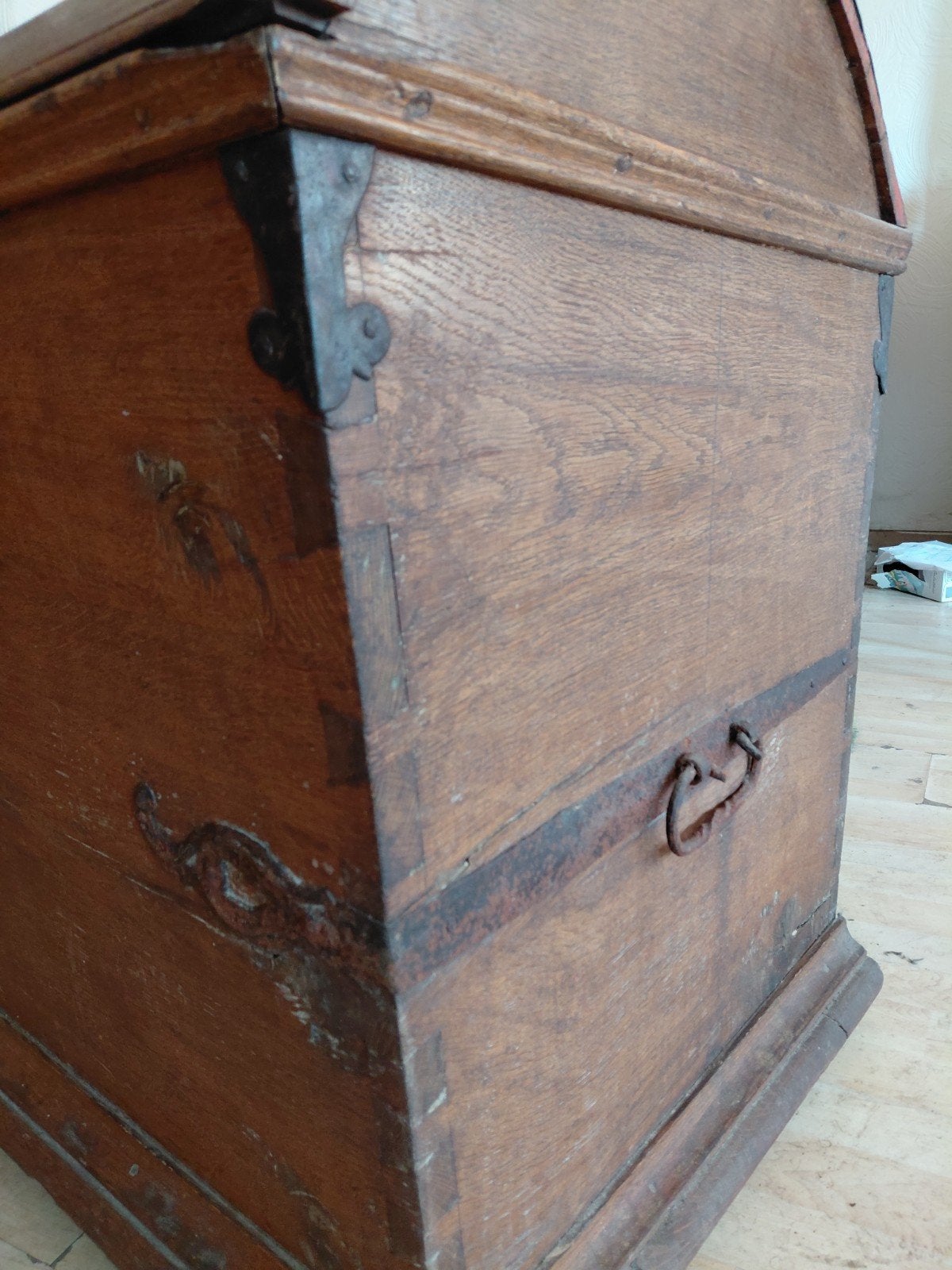 Grande boîte ancienne en bois avec couvercle incurvé et acce, Enlèvement
