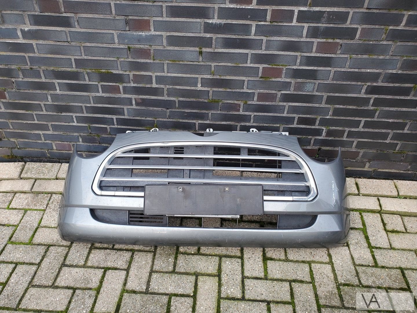 Daihatsu Trevis 2005 - 2010 voorbumper grijs met grille €175, Gebruikt, Daihatsu, -, Voor