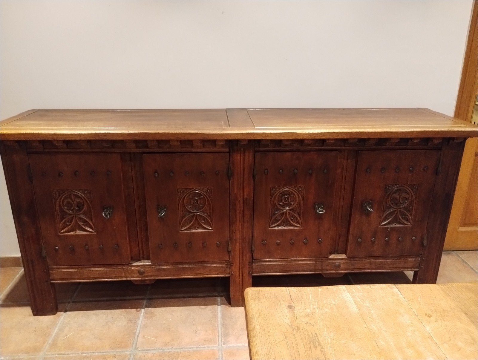Meubels in gotische stijl: 2 stuks, Ophalen