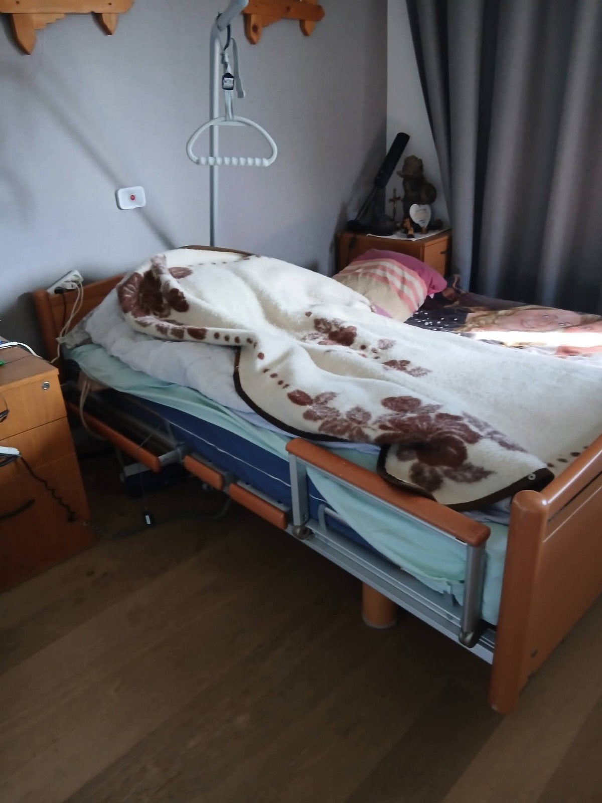 Ziekenhuis bed, Huis en Inrichting, Slaapkamer | Complete slaapkamers, Ophalen