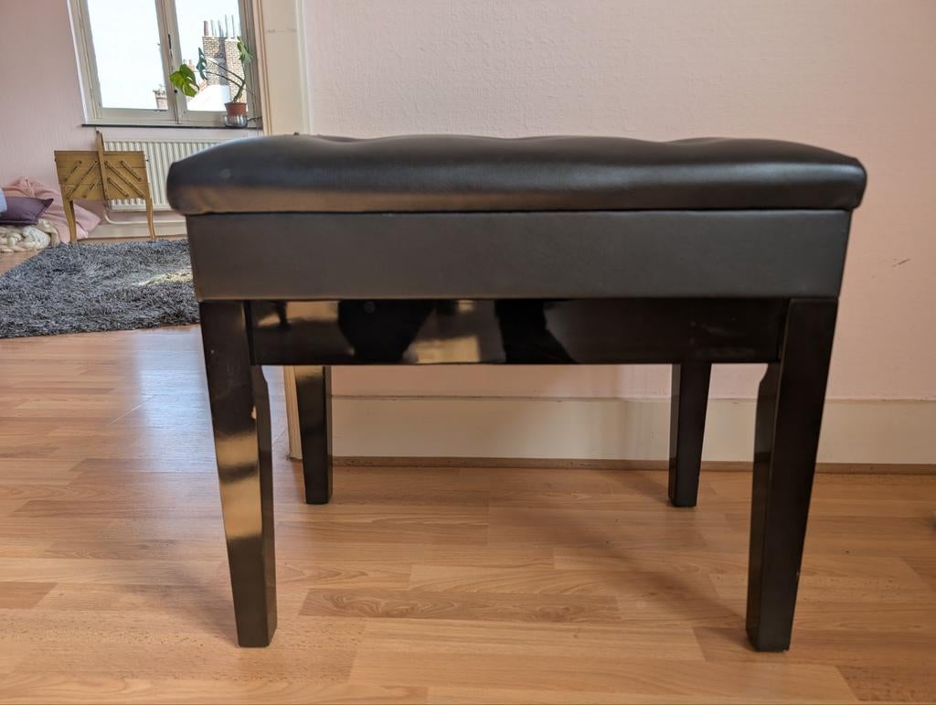 Zwarte pianostoel, Ophalen