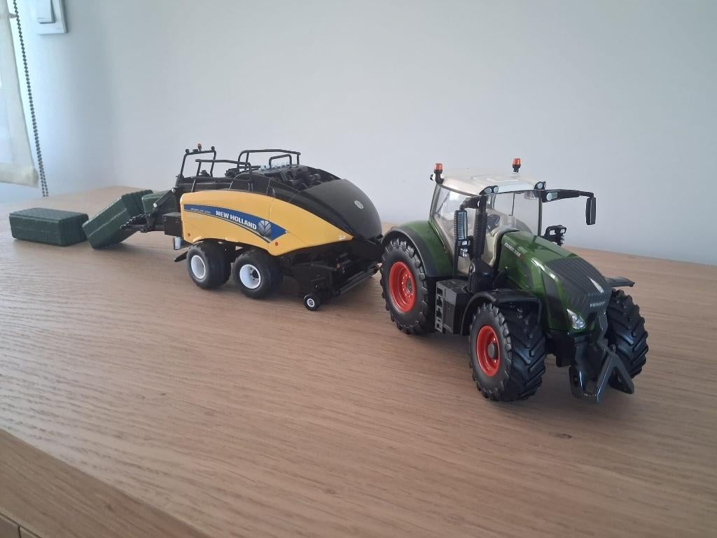 Fendt en balenpres newholland (1:32), Ophalen, Zo goed als nieuw