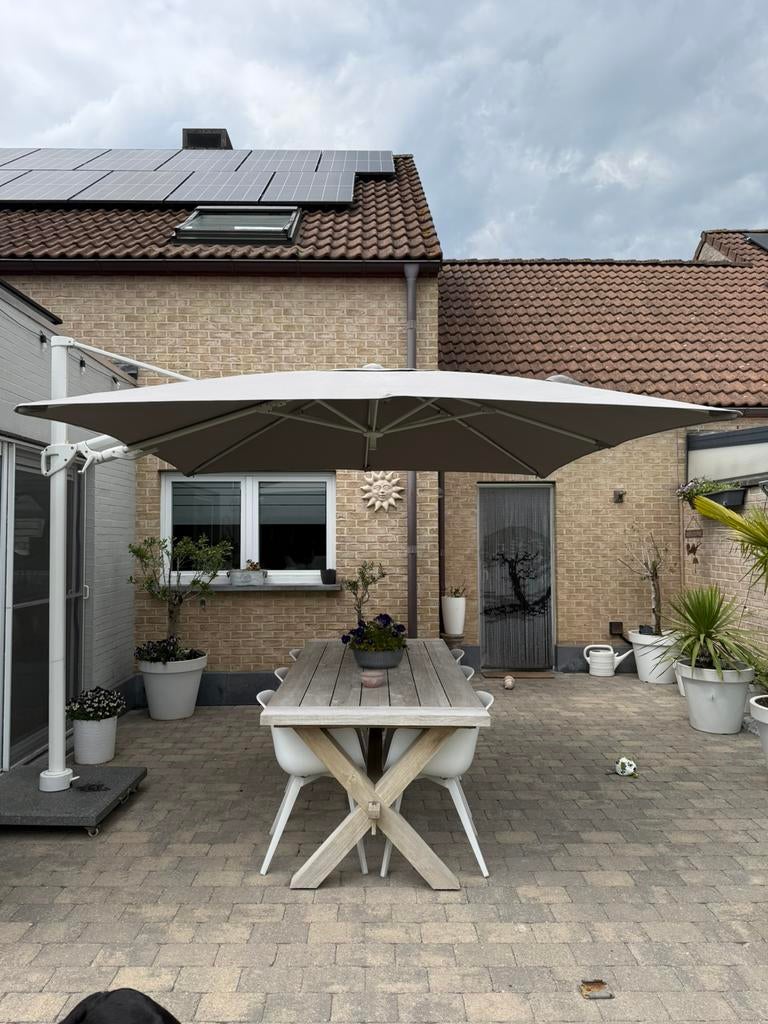 Parasol 3mx3m kleur taupe met hoes en voet, Ophalen, Zo goed als nieuw
