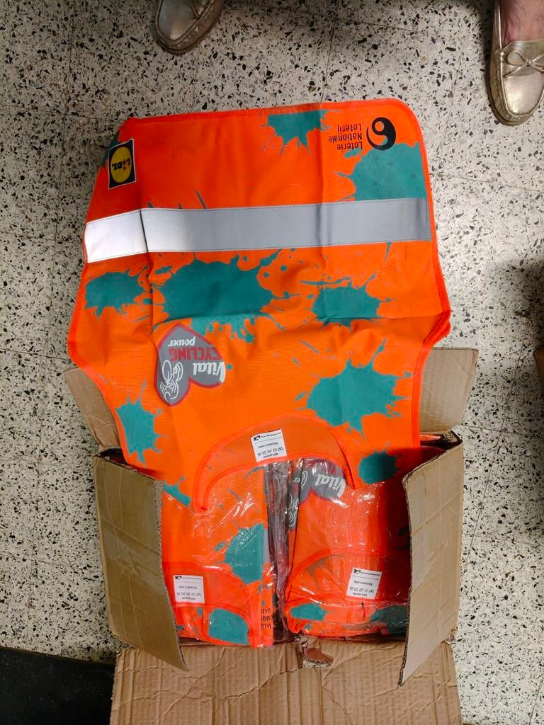 Fluo vesten oranje, Ophalen