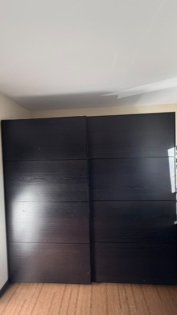 Armoire noire en bon état (2m x 2m x 65 cm de profondeur), Maison & Meubles, Avec porte(s), 200 cm ou plus, Enlèvement, Utilisé