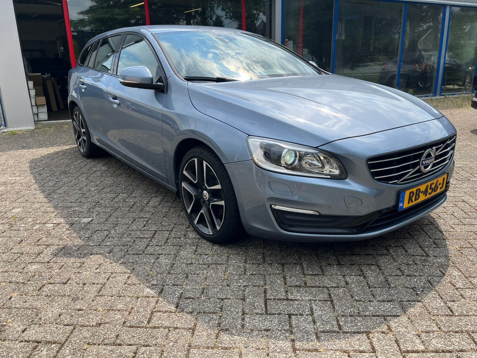 V60 D4 automaat 190 pk bj 2017  polar, Auto's, Volvo, Automaat, Navigatiesysteem, Leder, Diesel
