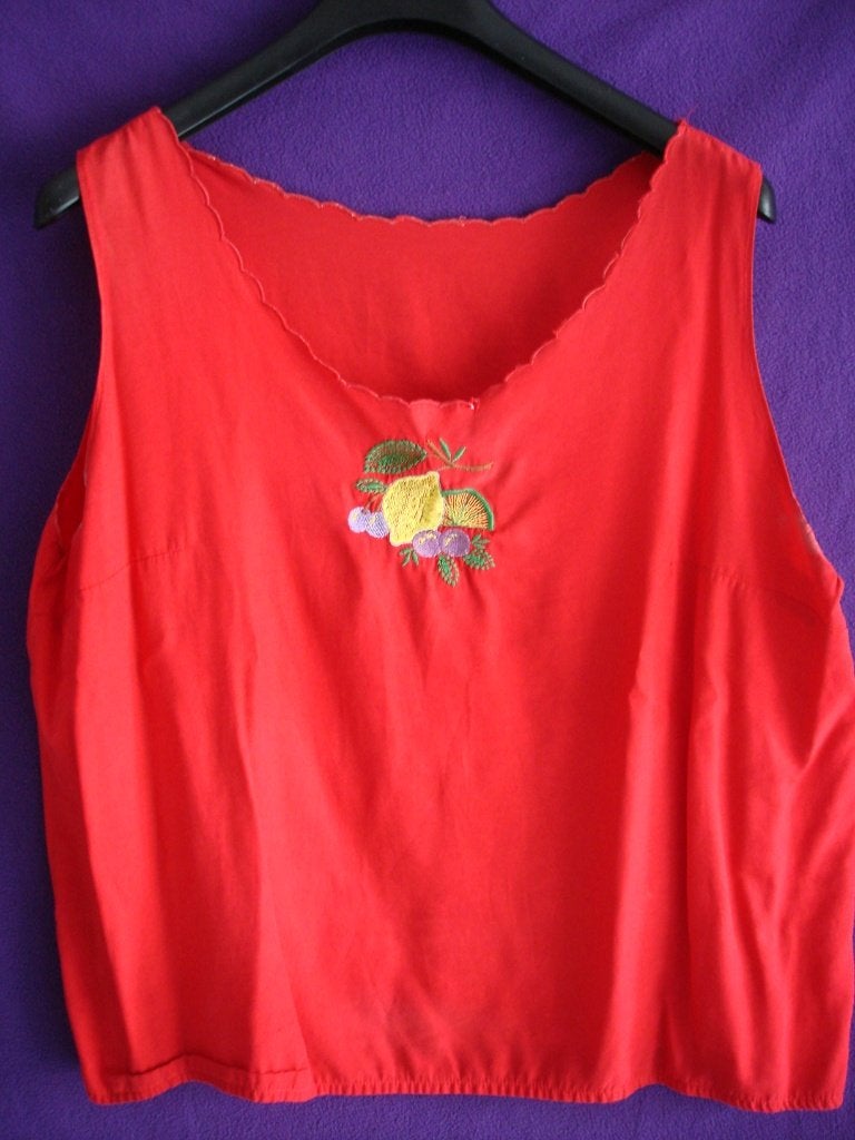 Sexy zomerblouse zonder mouwen rood met fruitversiering., Vêtements | Femmes, Blouses & Tuniques, Porté, Taille 42/44 (L), Rouge