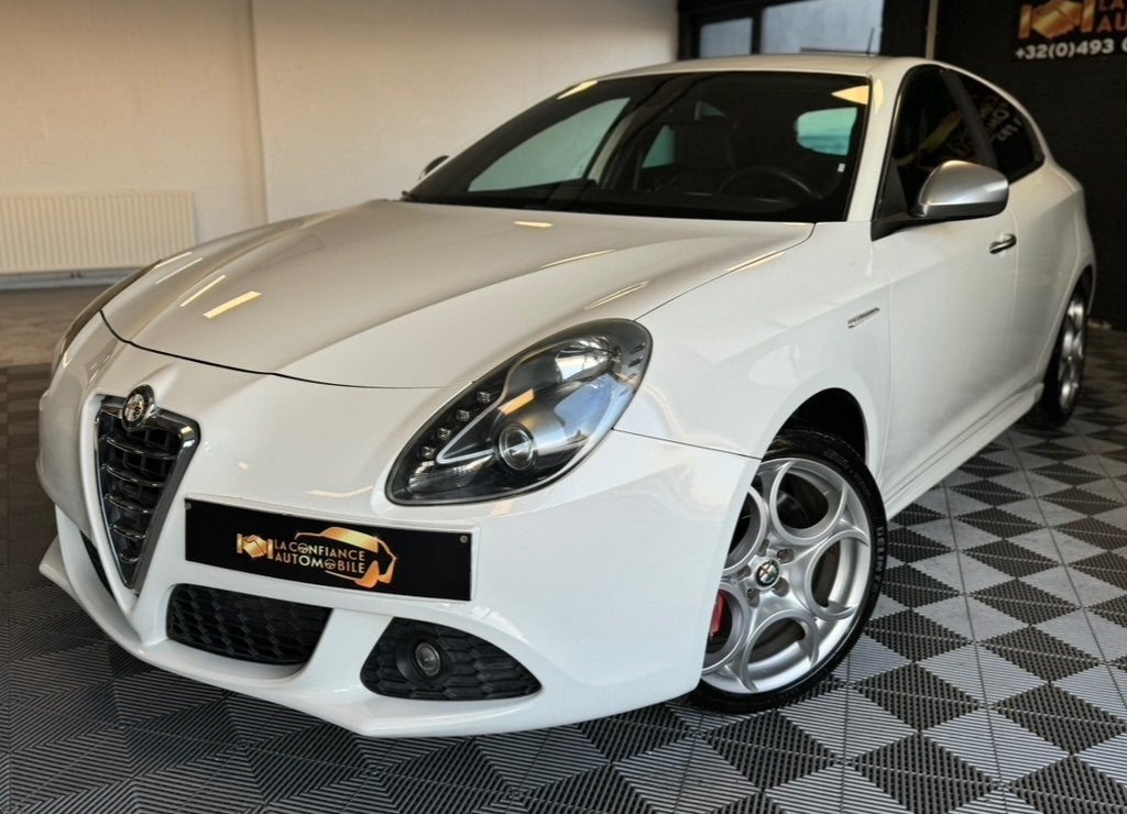 Alfa Romeo Giulietta Quadrifoglio 1.7TBi CT OK 1 jaar garant, Auto's, Alfa Romeo, Voorwielaandrijving, Zwart, 4 cilinders, Wit