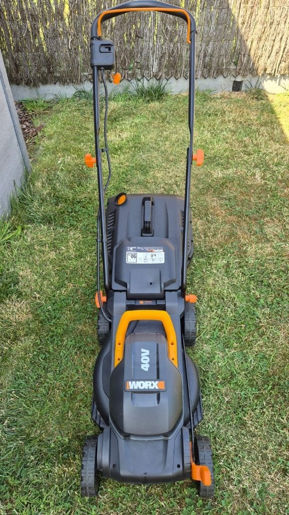 Accu grasmaaier met batterijen en oplader, Jardin & Terrasse, Tondeuses à gazon, Comme neuf, Tondeuses à gazon sur batterie, 30 à 39 cm