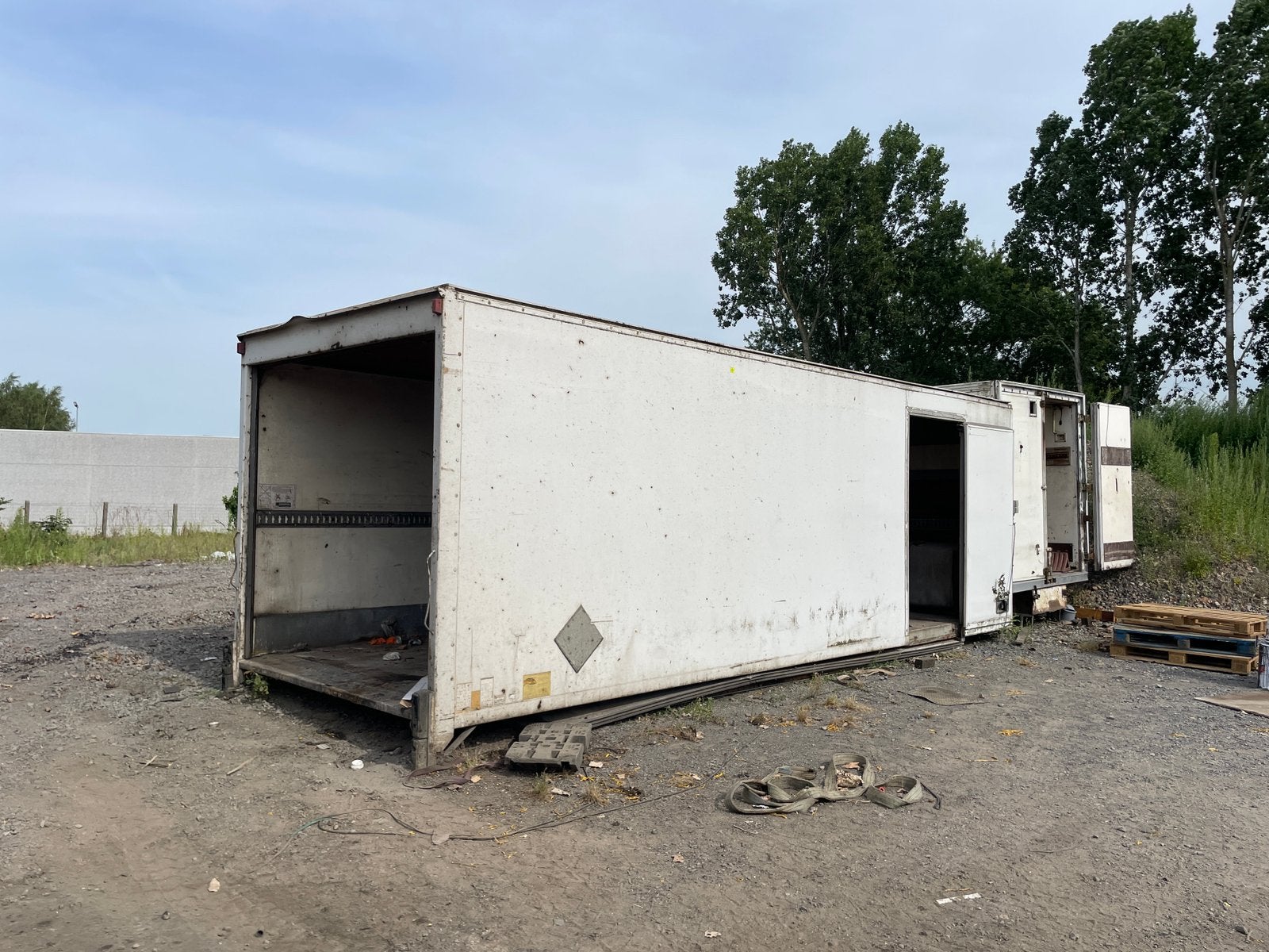 Gratis af te halen in Tielt: 2x laadbak, Dieren en Toebehoren