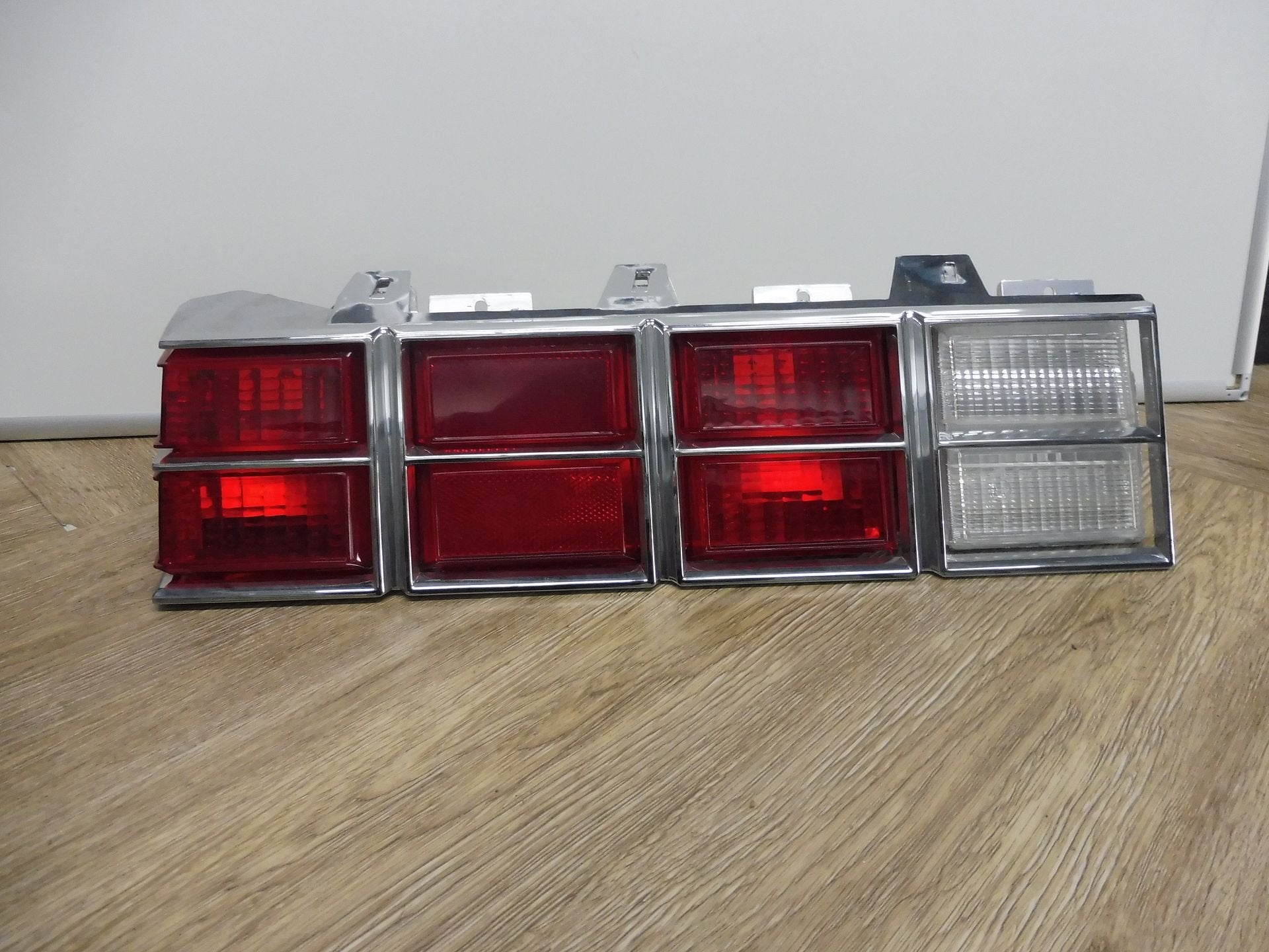 Achterlicht rechtsomlijsting van een Chevrolet Monte Carlo, Gebruikt, -, Ophalen of Verzenden, -