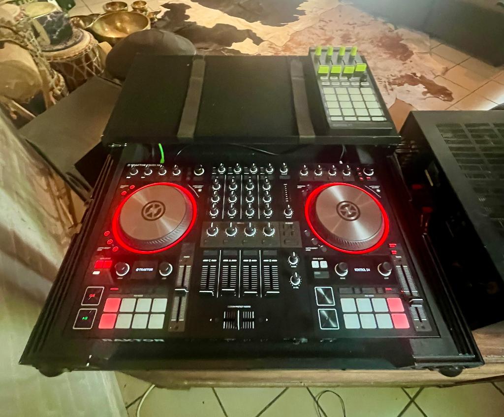 Traktor Kontrol S4 MK3+ traktor f1+ zomo flightcase, Enlèvement, Comme neuf, DJ-Set, Autres marques