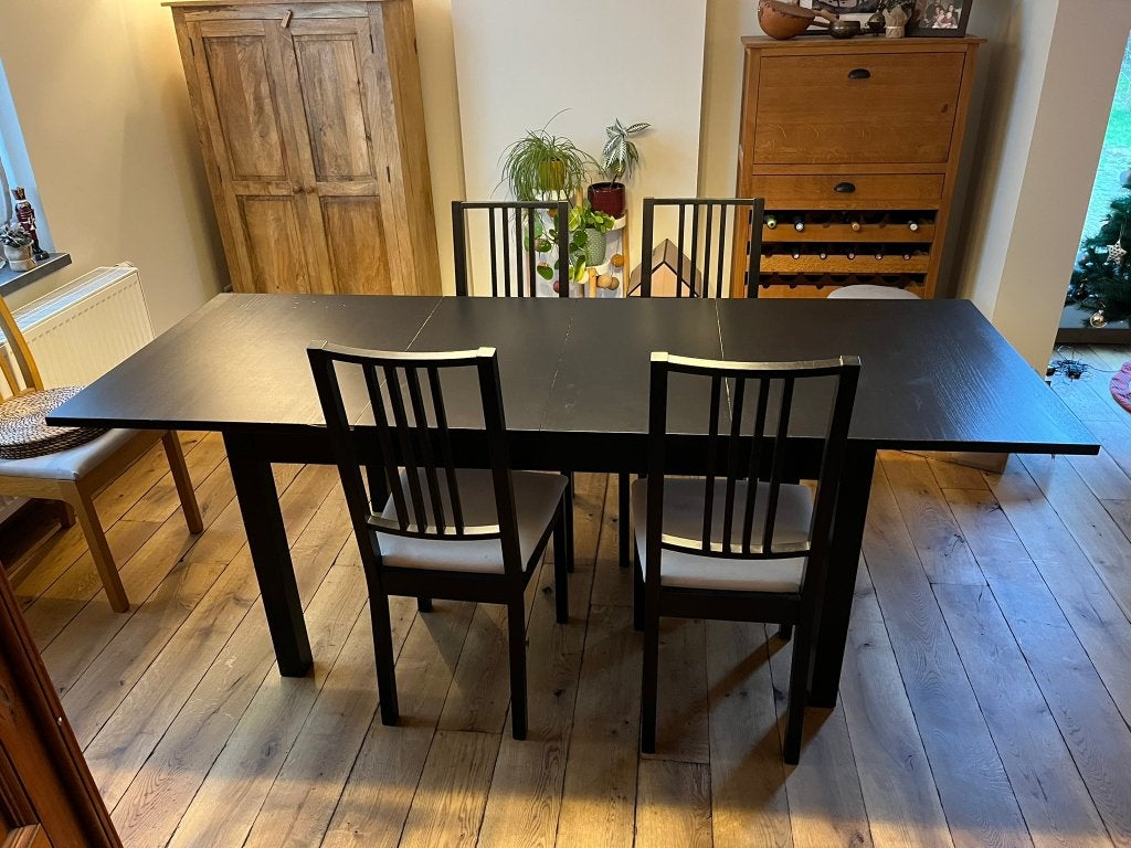 Table noir a rallonges avec 4 chaises, Enlèvement, Utilisé