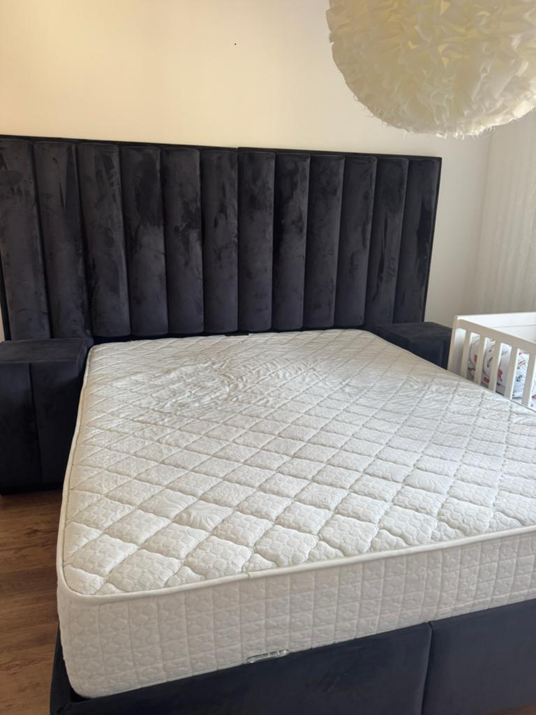 Donkerblauw bed 160x200 inclusief matras + 2 nachtkastjes, Huis en Inrichting, Slaapkamer | Boxsprings, Ophalen, Zo goed als nieuw