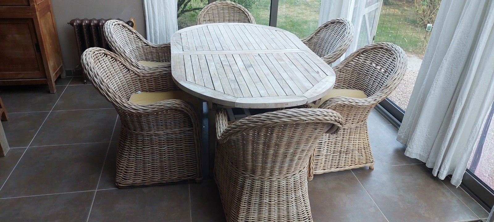 Teak tafel met 6 rieten stoelen, Tuin en Terras, Ophalen, 6 zitplaatsen, Zo goed als nieuw, Tuinset