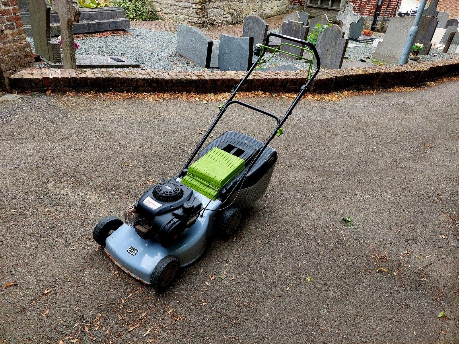 Grote grasmaaier benzine 45cm zelftrekker werkt perfect, Tuin en Terras, Grasmaaiers, Ophalen